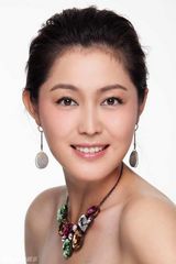 组图：汪裴《母语》海报写真知性干练