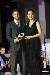 组图：姜文对妻子呵护有加 周韵与男模热聊晾老公