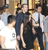 组图：Maggie Q穿透视装亮相 胸部浑圆