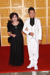 组图：TVB台庆颁奖礼 黎耀祥李司棋黑白配走红毯