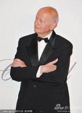 高清图：“耀眼演员奖”颁奖典礼 伯格斯开心获奖