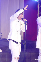 高清：韩国男团“F.CUZ”旋风抵台 两成员带伤上阵