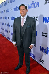 组图：本-斯蒂勒新片首映深情注视女伴