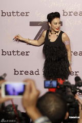 组图：钟丽缇红色裤袜惹火捞金 不受离婚影响展笑脸 