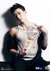 组图：朴宰范写真露腹肌显野性魅力