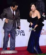 组图：罗美兰深蓝拖地长裙秀事业线