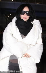 组图：王菲裹大棉服独自现身 黑超帅气