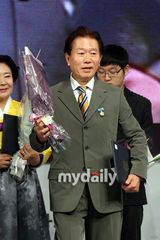 组图：SJ始源与BB太阳获大众文化奖 台上亲热拥抱