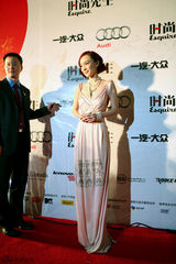 组图：霍思燕获风尚女艺人 火红造型不失优雅