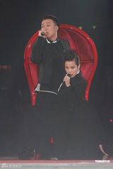 组图：黄伟文作品展落幕 陈奕迅何韵诗台上激吻