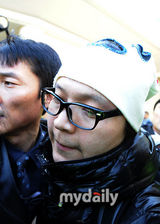 组图：韩星申正焕赌博门后返韩 面色沧桑鞠躬道歉