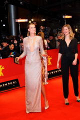 组图：柏林开幕 梁朝伟粉丝爆棚小李女友性感