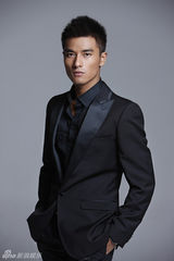 组图：郑凯黑色西装写真曝光 时尚型男展绅士魅力