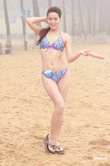 组图：候选亚姐海南冒雨拍摄泳装外景照