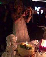 组图：黄晓明庆生旧照 Baby送蛋糕自称“老婆”