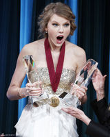 高清图：泰勒-斯威夫特性感亮相BMI乡村音乐奖