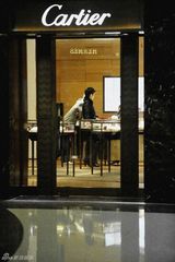 袁立选钻戒婚期将近？新男友对其呵护有加(图)