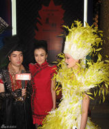 组图：秦岚亮相国际时装周 剑眉红衣冷艳英气