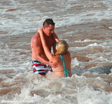 组图：希尔顿与男友鸳鸯浴 海滩戏水被搂蛮腰