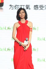 组图：孙燕姿红色长裙代言 分享活力无限秘诀