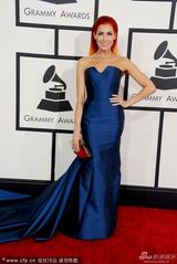 组图：歌手Bonnie McKee坠地蓝裙红发抢眼