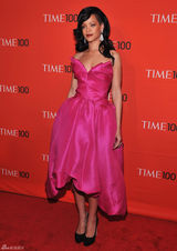 高清图：蕾哈娜玫红色宫廷式抹胸礼服性感亮相