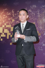 组图：章子怡火红包身裙挽手梁朝伟 宗师夺4奖