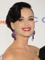 组图：凯蒂-佩里鱼尾印花裙亮相 烈焰红唇美艳