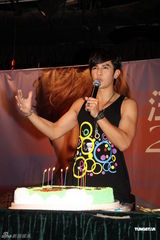 组图：汪东城三十岁生日与歌迷庆祝 分享龙珠蛋糕 