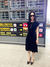 组图：尚雯婕黑超现身机场 脚踩恨天高将赴巴黎