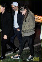 组图：暮光情侣戴同款面具恩爱牵手过万圣节