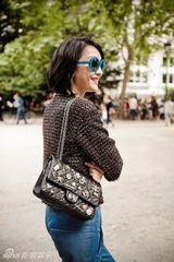 组图：周迅街拍造型时尚一秒钟变御姐