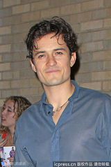 组图：奥兰多布鲁姆演剧 半透视上衣风情露点