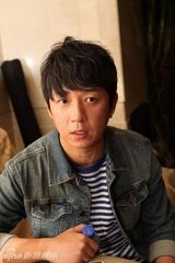 组图：《怒放》剧组现身大学生电影节红毯