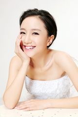 组图：李倩率性写真笑容灵动俏皮