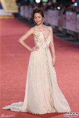 组图：金钟奖红毯 阿ken跳跃吴怡霈大方晒胸