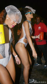 组图：蕾哈娜与乡亲们狂欢 豪放趴地玩小狗式