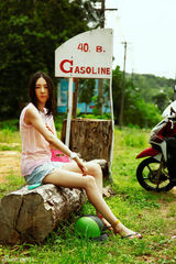 组图：童瑶夏日写真T恤热裤清凉