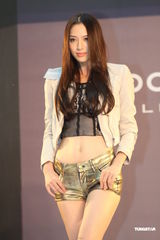 组图：甄子丹帅气代言 名模白歆惠热辣走秀