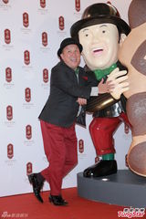 组图：曾志伟代言饼店显童趣 为取笑陈芷菁道歉