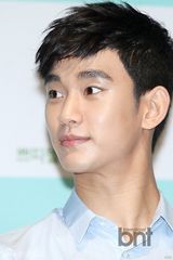 组图：金秀贤帅气亮相见面会 庆新片大卖