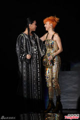 组图：孙燕姿橙发亮眼披黄金甲 许美静助阵