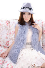 幻灯图：李小璐贺岁写真 面若春桃笑意融融