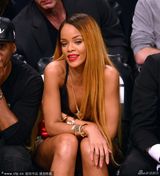 组图：蕾哈娜金发红唇野性 吊带装俯身泄春光