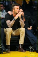 组图：辣妹小贝捧场湖人队比赛 看球不忘秀亲密