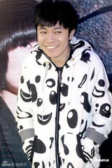 组图：苏打绿抵京签售万人围堵 主唱乖乖仔示人