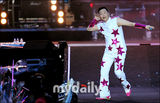 组图：韩国歌手PSY首尔个唱 劲歌热舞high翻全场