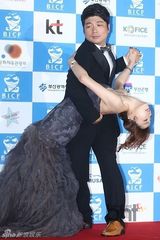 组图：韩国际喜剧节红毯挤胸熊抱肉搏精彩不断