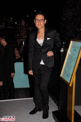 组图：歌神张学友童心未泯 大玩旋转木马兴致颇高