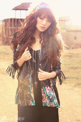 高清组图：阿兰荒原骑骆驼 气质高贵展异域风情